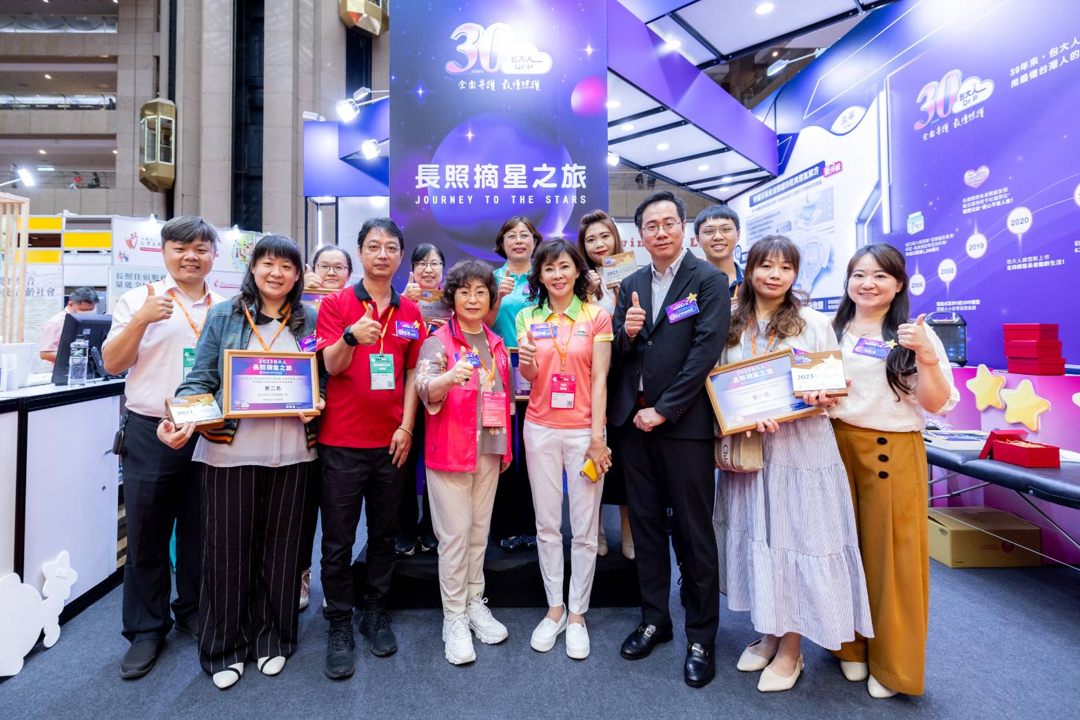  主協辦單位與得獎單位合影