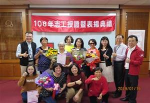 典禮圓滿結束，志工與本家長官歡喜合影。