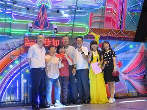 王敬豪董事（中）致贈大紅包給長輩們中秋烤肉加菜金