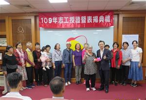 林國慶執行長致贈標竿獎禮券，由黃宋瑞梅志工代表受獎。