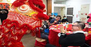 舞龍舞獅向王董事長拜年