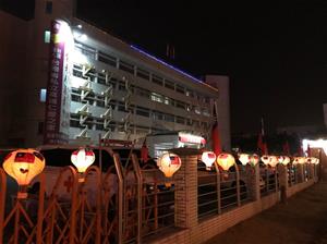夜幕降臨，慈惠醫院裝飾的國旗燈籠悄悄亮起