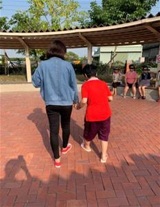 陪伴及牽著步態欠穩家友散步，增加其運動動機