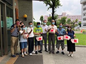 康復之家及社區復健中心住民及工作人員，開心收到董事長及執行長的超級澎湃關懷包，他們表示會規律參與復健工作 圖：康家楊坤霖主任(左一)、林國慶執行長(左四) 、王敬豪董事長(左六)、郭湘盈社工師(右一)