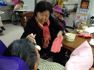 于姐邊餵飯邊與長輩天南地北的閒聊，長輩都很開心