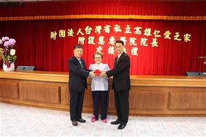 本家張雅玲董事長 (中)監交，新舊任院長交接印信。左：吳景寬院長，右：邱献章院長。