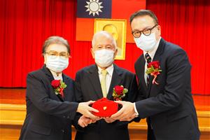 私立高雄仁愛之家新任董事長王敬豪(右)在監察人黃八野常務董事(中)監交下，由前董事長張雅玲(左)手中接下印信