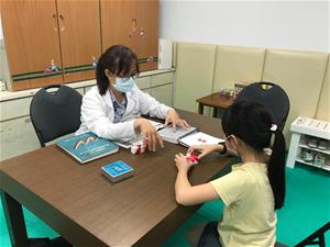 心理師進行兒童衡鑑(評估)