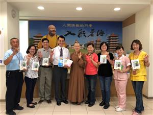 雙方致贈紀念品合影留念-1