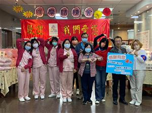 執行長與受贈單位一起感謝維摩詰精舍