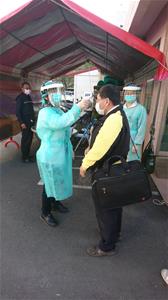  於警衛室啟動進出人員量測體溫的管控，搭設發燒篩檢站