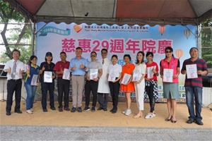 王敬豪董事頒發感謝狀致謝本著熱情參與活動之公部門及民間團體