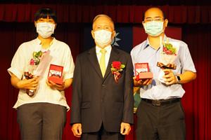 績優主管-黃毓純主任(左)、蔡其達組長(右)，由黃八野常務董事(中)擔任頒獎人