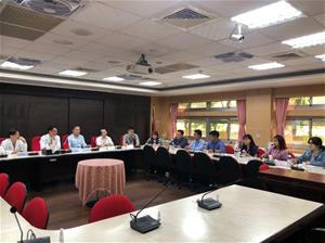 王敬豪董事、林國慶家主任、邱献章院長、各單位同仁及柬埔寨醫療團人員交流與互動