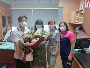 兒童及青少年精神科主任成毓賢醫師代表慈惠醫院贈送祝賀花束予周文君醫師。