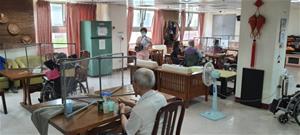 感控人員李可馨護理師逐層跟長輩們宣導