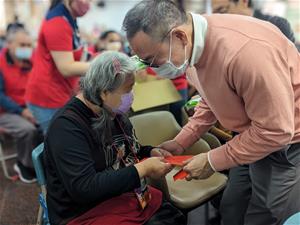 玫瑰園住民開心收入下滿滿祝福的紅包。