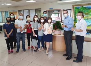 社區復健中心周保君主任(右3)、康復之家楊坤霖主任(後排)職務互調，本家長官以盆栽祝賀「欣欣向榮」及紅豆圓仔湯（閩南小湯圓 吉祥圓滿）期許工作同仁能為精障朋友們再多做些什麼…。