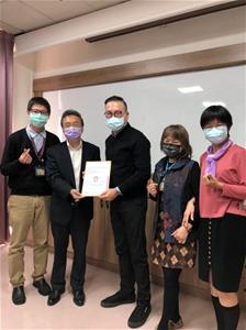 林執行長國慶代表本家致贈感謝狀予王董事長敬豪。