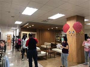 每個人都依規定戴口罩，排隊依序檢查