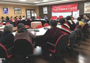圖：108年度家屬座談會由潘主任主講會場實況