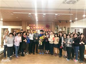 環工組曾精鋒組長(中間著碩士服者)退休合影