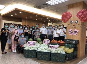 購置一大卡車的農產品分享員工