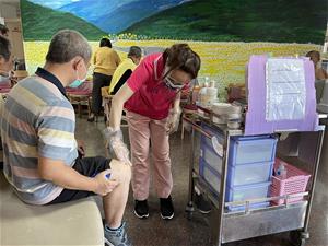 護理同仁為家友擦藥