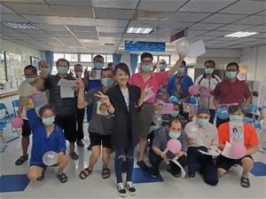 歌手戴愛玲(中)關懷精障病友，慈惠醫院男病房合影