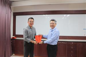 王敬豪董事(左)代本家致贈附院協助防疫的員工獎勵金，由鍾偉倫院長(右)代表受領。