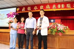 王敬豪董事(右二)頒發績優人員獎牌