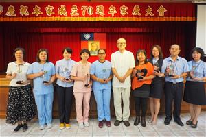 李董事聲吼頒發績優員工獎