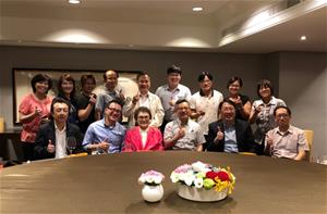 高雄醫學大學附設中和紀念醫院與本家餐敘。 張雅玲董事長(中)、王敬豪董事(左二)及林國慶執行長(左一)感謝高醫精神部陳正生教授(右二)、柯志鴻主任(右一)與慈惠醫院鍾院長(右三)及精神部醫師群齊聚一堂!