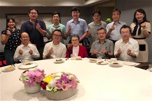 圖說：財團法人台灣省私立高雄仁愛之家附設慈惠醫院與本家餐敘。 張雅玲董事長(中)、王敬豪董事(左二)及林國慶執行長(右一)、慈惠醫院鍾偉倫院長(右二)感謝精神部醫師群齊聚一堂