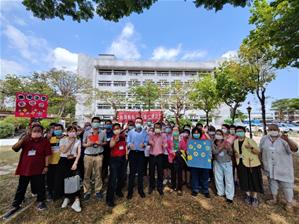 康復之家住民及工作人員，協助園藝維護、院區清潔及文書等，開心收到董事長及執行長的勞動節大紅包，往後會繼續努力參與復健工作 圖：康家楊主任(左三)、王董事長(左五)、林執行長(左六)