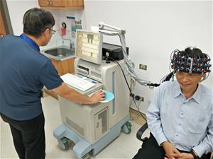 藍祚鴻教授示範儀器操作，由邱院長親身體驗