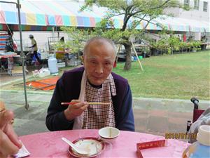 何伯伯參加歲末聯歡餐會，大伙兒一起呷辦桌賀新年