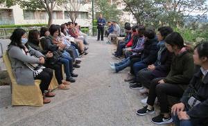 心理科潘主任帶領大家做放鬆課程。