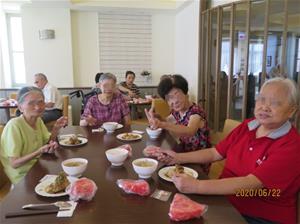 葷素口味兩相宜的粽子配上「蘿蔔丸子湯」，長輩接連吃兩碗没問題!